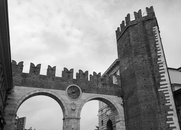 Portoni della bra gate in verona schwarz und weiß — Stockfoto