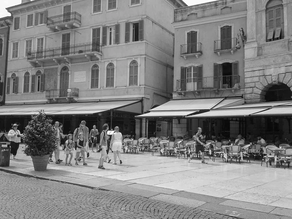 Piazza Bra en Verona blanco y negro — Foto de Stock