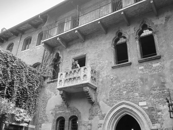 Hus av Juliet i Verona svart och vitt — Stockfoto