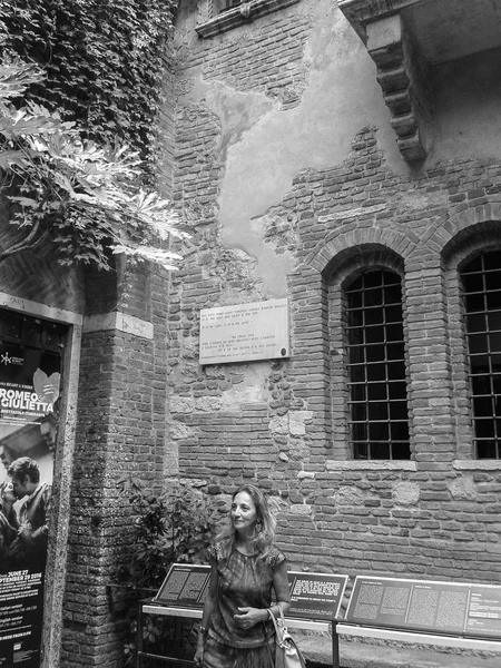 Casa de Julieta en Verona blanco y negro — Foto de Stock