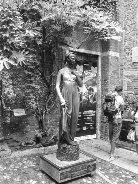 朱丽叶在维罗纳黑色和白色的雕像 — 图库照片