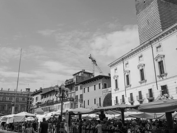 Piazza delle Erbe em Verona preto e branco — Fotografia de Stock