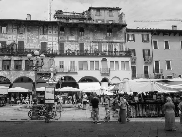 Piazza delle Erbe w Verona czerni i bieli — Zdjęcie stockowe