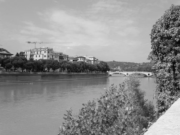 River adige panorama in verona schwarz-weiß — Stockfoto