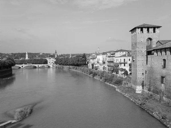Rivier de Adige panorama in Verona zwart-wit — Stockfoto