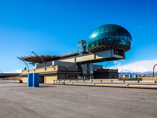 Конференц-центру Lingotto та вертолітний майданчик в Туріні (Hdr) — стокове фото