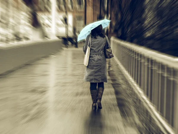 Vintage meisje zoekt in de regen — Stockfoto