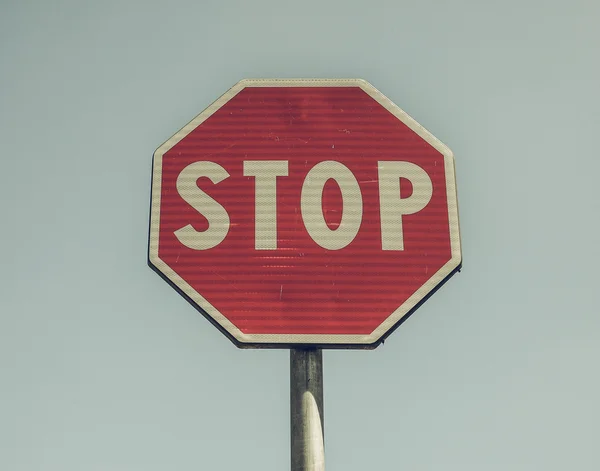 Vintage buscando señal de stop sobre el cielo azul —  Fotos de Stock