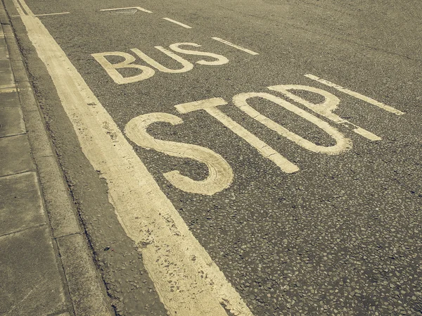 Vintage olhando sinal de parada de ônibus — Fotografia de Stock