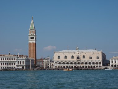 St Mark Meydanı fron Venedik'te San Marco Havzası gördüm