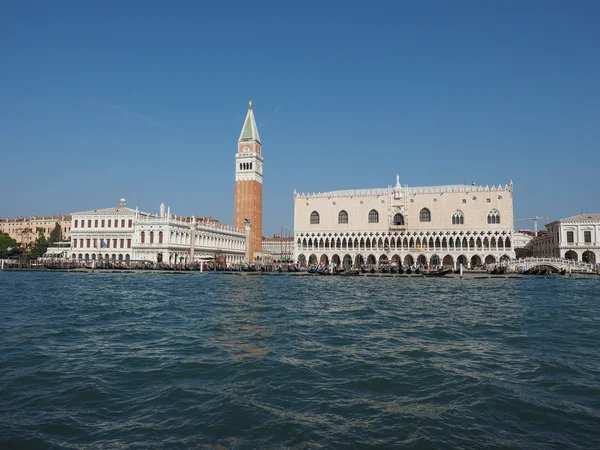 Place Saint-Marc vue depuis le bassin Saint-Marc à Venise — Photo