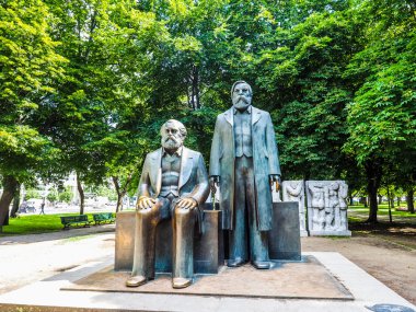 Berlin'de Marx-Engels Forumu heykeli (Hdr)