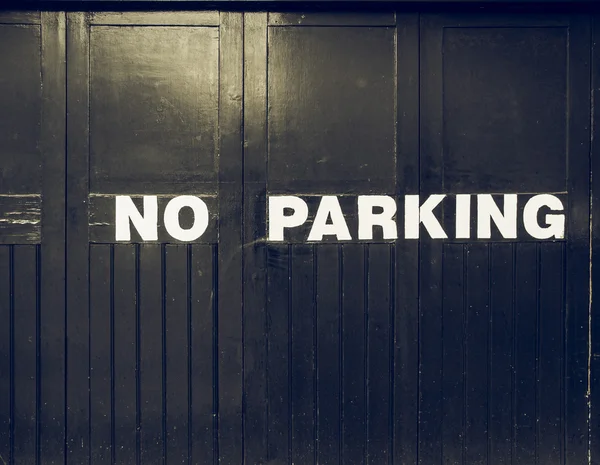 Vintage cercando Nessun segno di parcheggio — Foto Stock