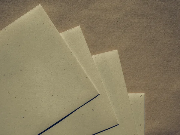 Винтажный конверт письма на столе — стоковое фото