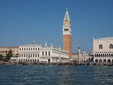St Mark Meydanı fron Venedik'te San Marco Havzası gördüm