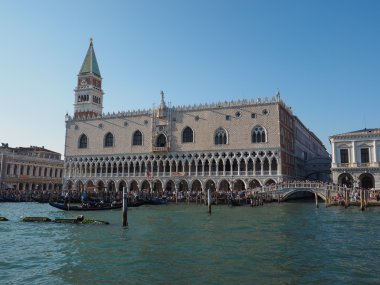 St Mark Meydanı fron Venedik'te San Marco Havzası gördüm