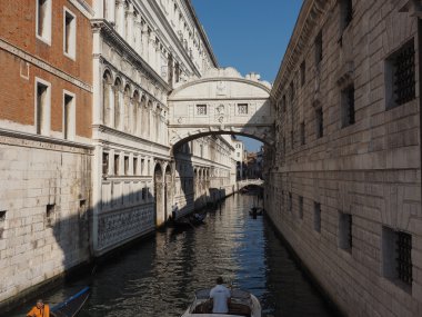İç çekiş köprüsü Venedik 'te