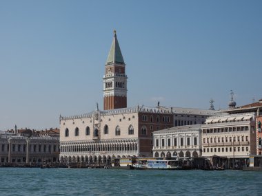St Mark Meydanı fron Venedik'te San Marco Havzası gördüm