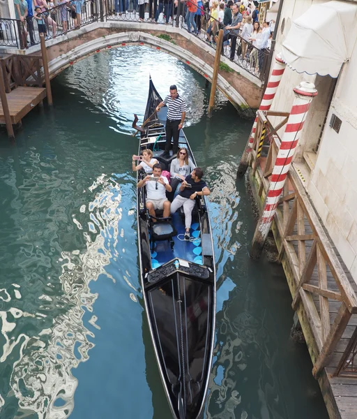 ヴェネツィアのゴンドラ漕ぎボート — ストック写真