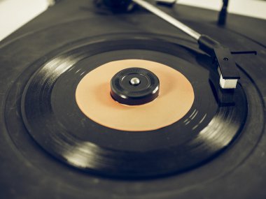 Plak platformunda vinil görünümlü plak