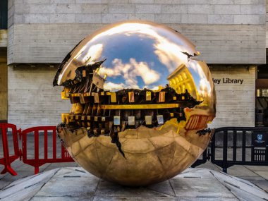 Arnaldo Pomodoro küre (Hdr)