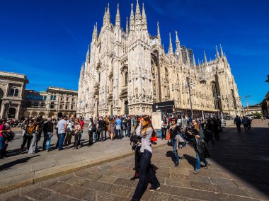 Turistler Piazza Duomo Milan (Hdr)