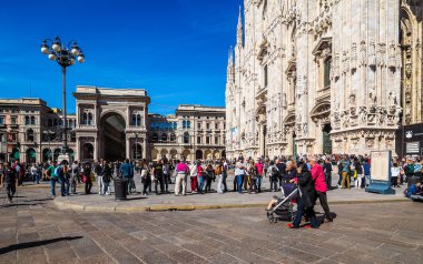 Turistler Piazza Duomo Milan (Hdr)