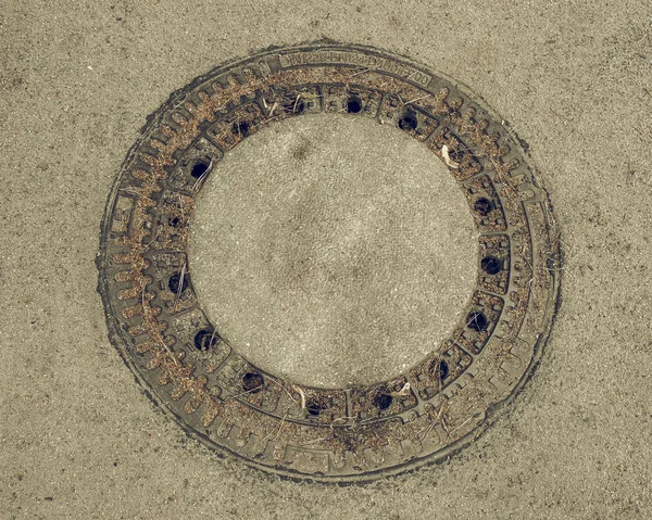 Vintage uitziende Manhole detail — Stockfoto