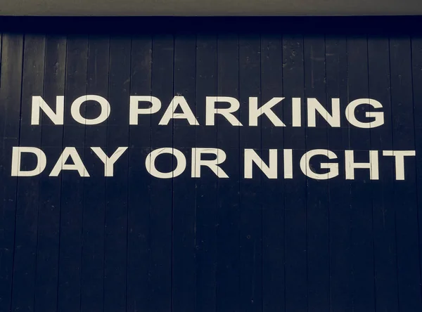 Vintage ser inga tecken på parkering — Stockfoto