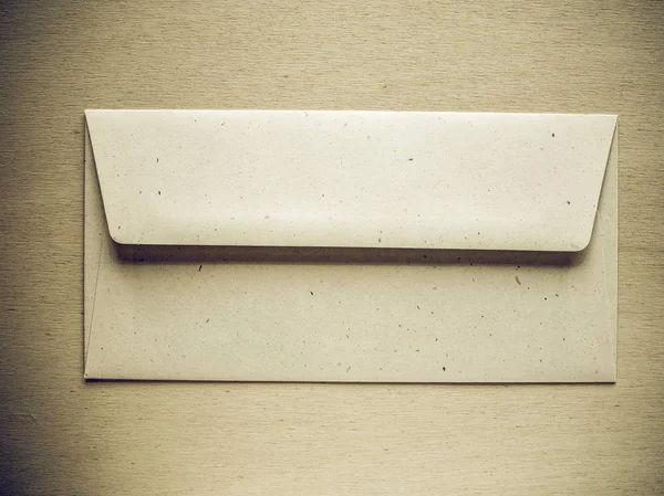 Vintage alla ricerca lettera busta sul tavolo di legno — Foto Stock