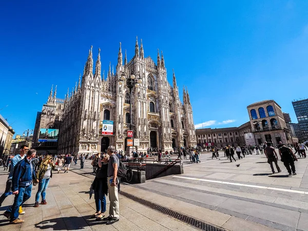 Touristen auf dem Domplatz in Mailand (hdr)) — Stockfoto