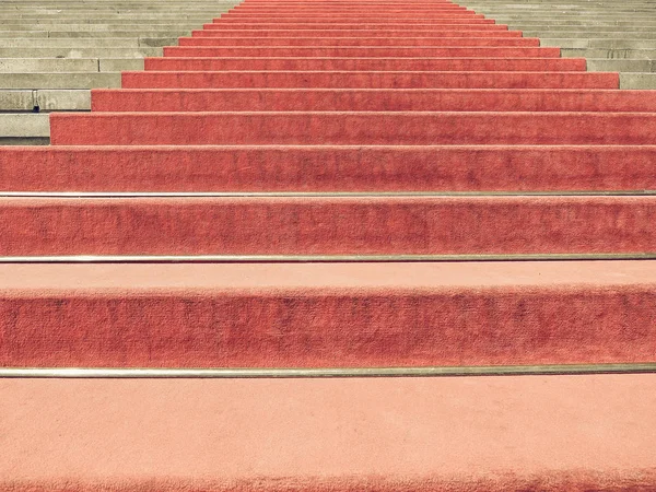 Tapis rouge vintage sur escalier — Photo