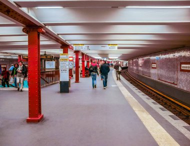 Berlin 'deki Alexander Platz istasyonu (HDR)