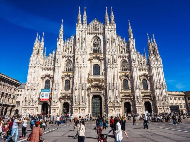 Turistler Piazza Duomo Milan (Hdr)