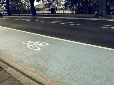 Antika görünümlü bisiklet yolu tabelası