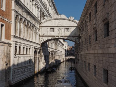 İç çekiş köprüsü Venedik 'te