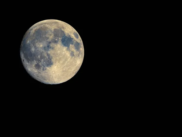 Pleine lune vue avec télescope, couleurs améliorées — Photo