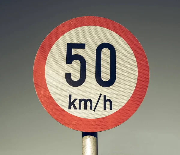 Vintage olhando sinal de limite de velocidade — Fotografia de Stock