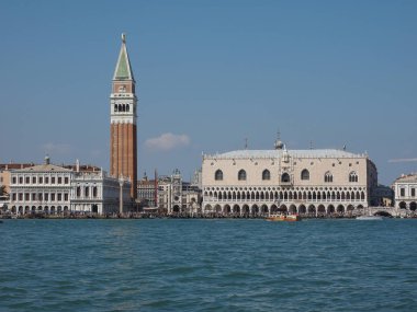 St Mark Meydanı fron Venedik'te San Marco Havzası gördüm