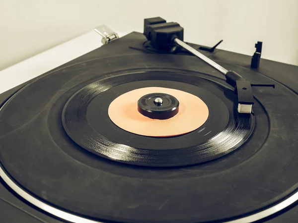 Grabación de vinilo de aspecto vintage en tocadiscos — Foto de Stock