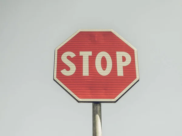 Vintage olhando Stop sinal sobre o céu azul — Fotografia de Stock