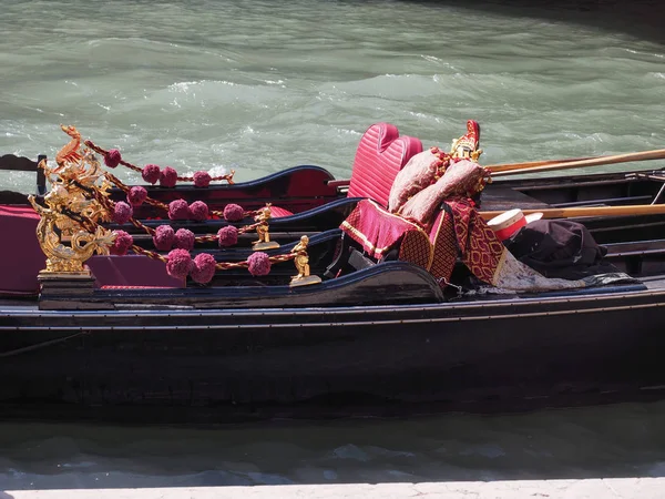 Barco a remos de gôndola em Veneza Imagem De Stock
