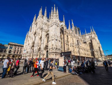 Turistler Piazza Duomo Milan (Hdr)