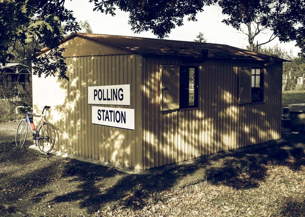 Vintage olhando estação de votação — Fotografia de Stock