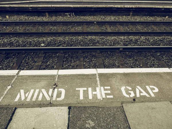 Vintage looking Mind the gap in London — Stock Photo, Image