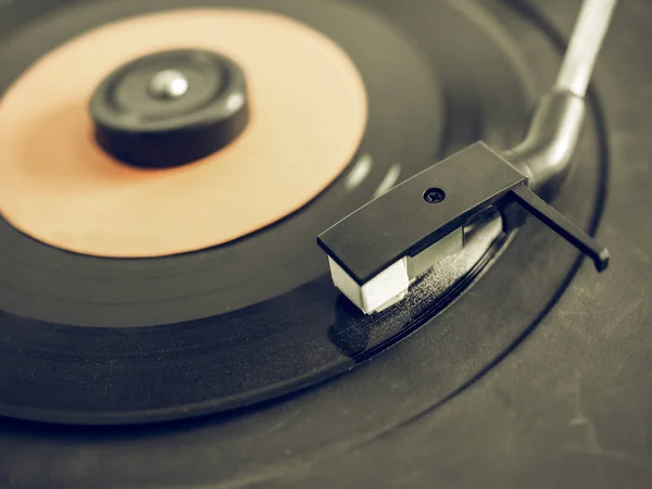 Vintage looking Vinyl record on turntable — Stock Photo, Image