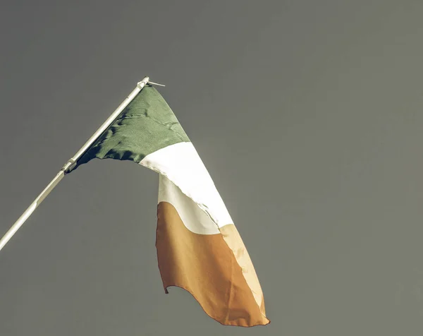 Vintage à la recherche drapeau irlandais — Photo