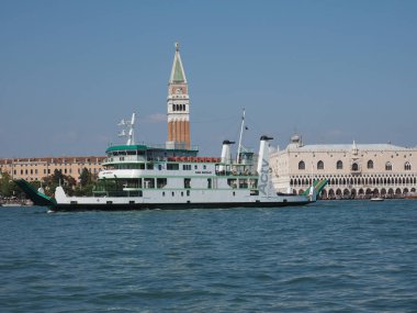 St Mark Meydanı fron Venedik'te San Marco Havzası gördüm