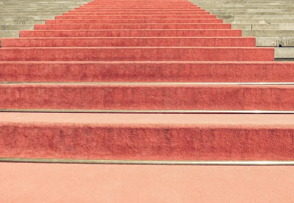 Tapis rouge vintage sur escalier — Photo