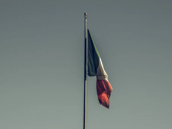 Vintage olhando bandeira italiana — Fotografia de Stock